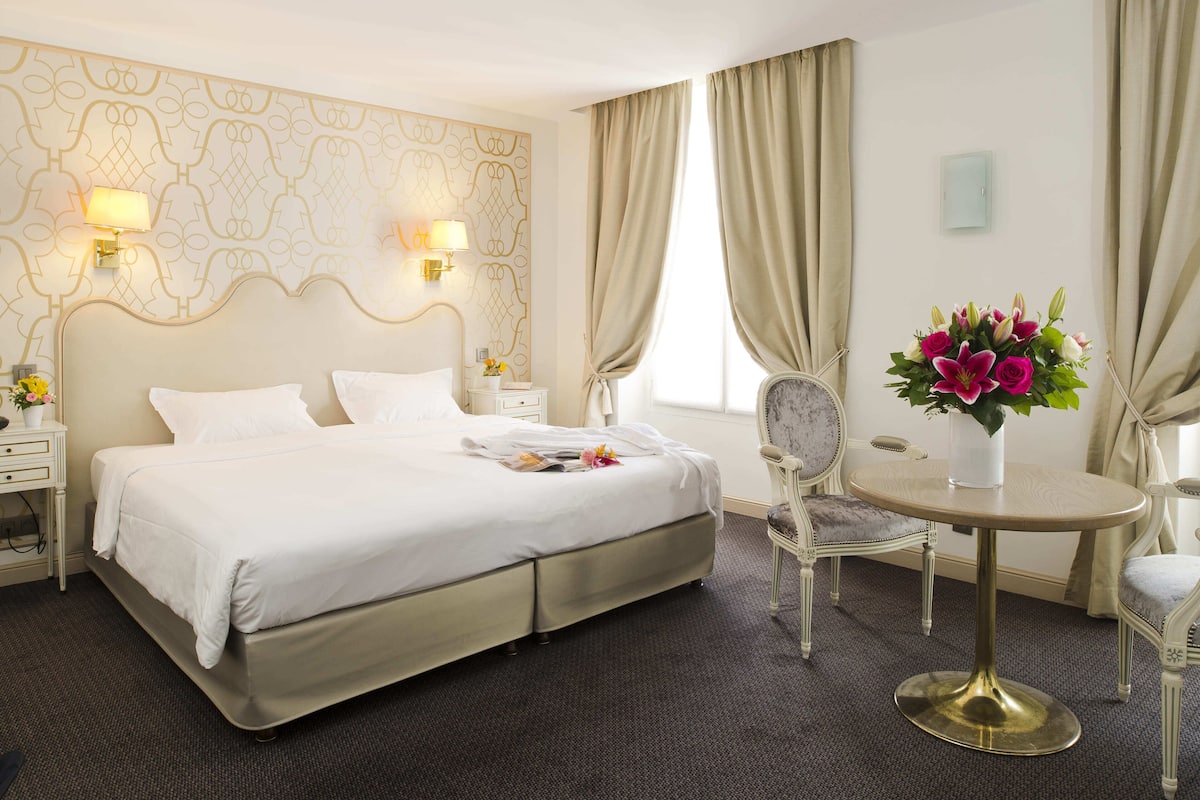 Habitación Deluxe | Ropa de cama de alta calidad y minibar