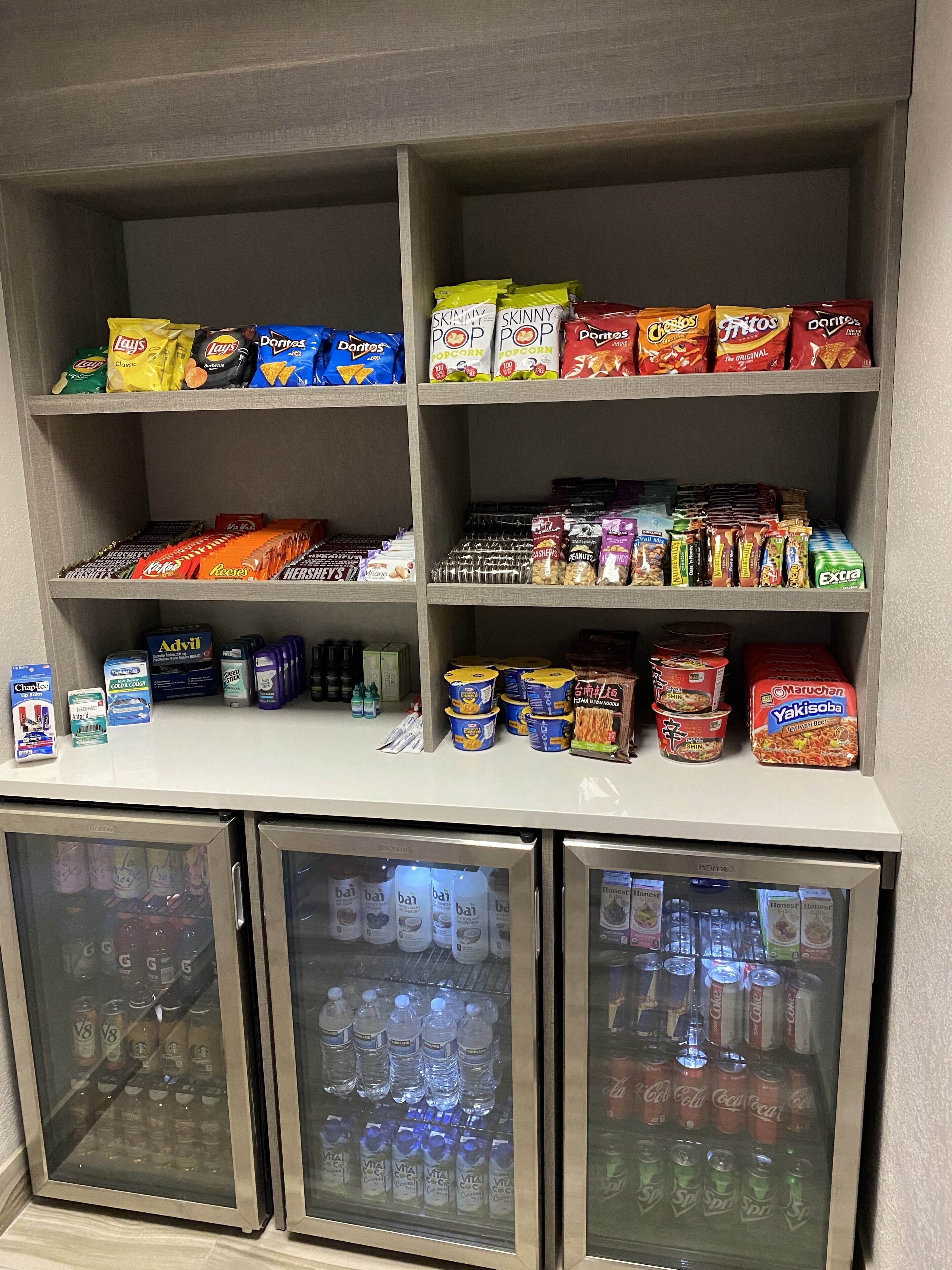 Ein Automatenbereich mit verschiedenen Snacks und Getränken.