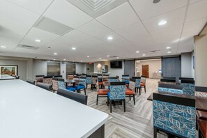 Free daily full breakfast  - Comfort Inn Chicago Schaumburg - O'Hare Airport (Schaumburg)