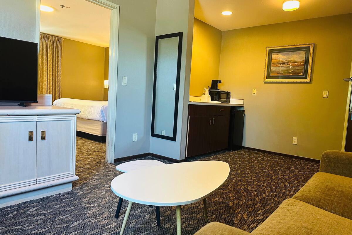 standard room, 1 king bed | desk, iron/ironing board, rollaway beds, free wifi