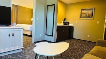 Standard Room, 1 King Bed | Desk, iron/ironing board, rollaway beds, free WiFi