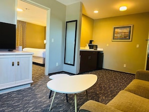 Escritorio, tabla de planchar con plancha y camas plegables/adicionales