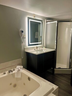 Standardstudio-suite - 1 queensize-seng - ikke-ryger - boblebad | Badeværelse | Designertoiletartikler, hårtørrer, håndklæder