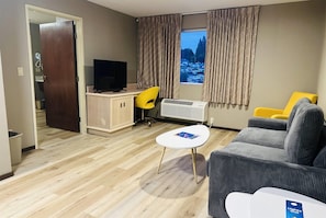 Escritorio, tabla de planchar con plancha y camas plegables/adicionales