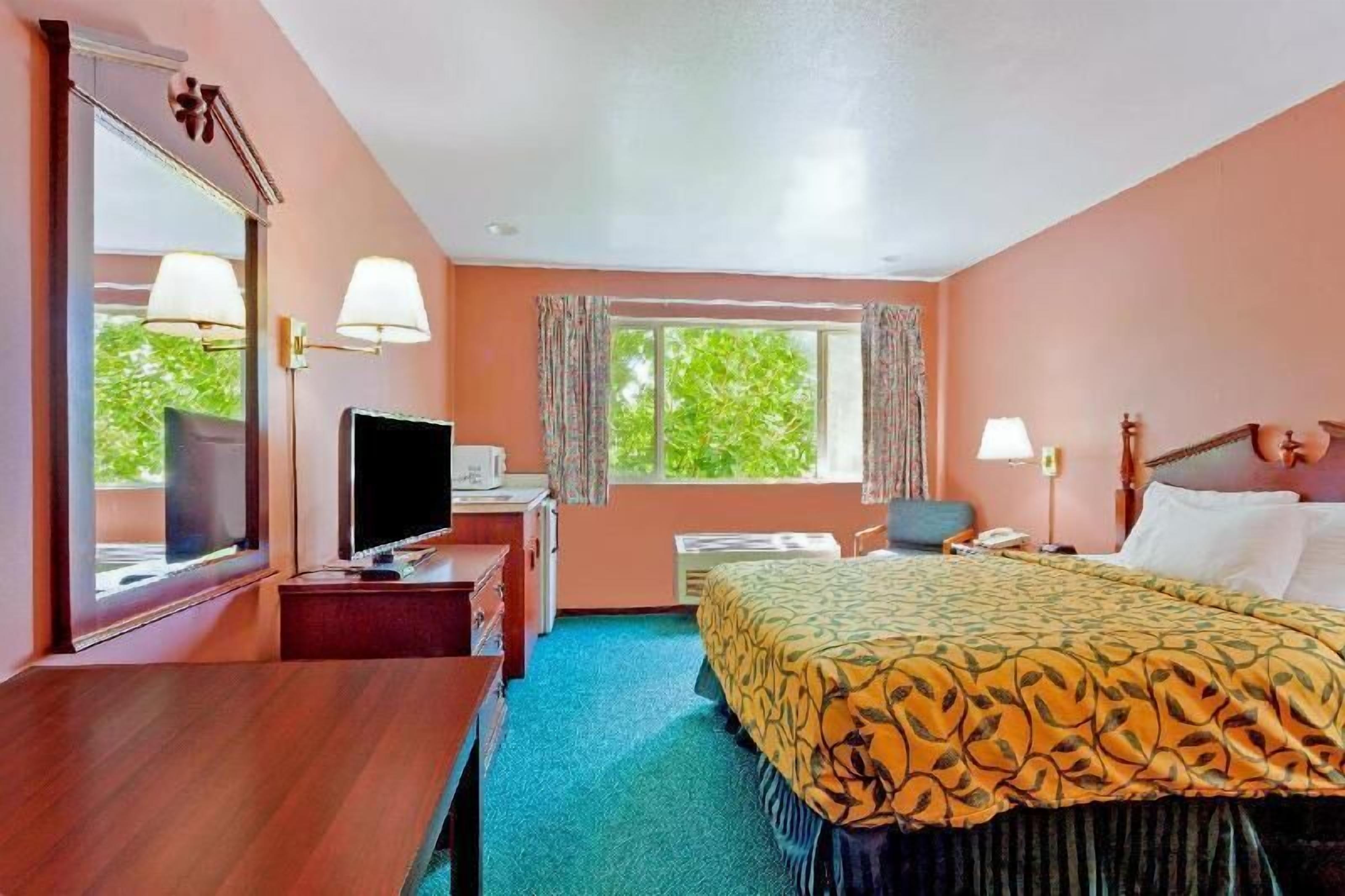 Desk, iron/ironing board, rollaway beds, free WiFi