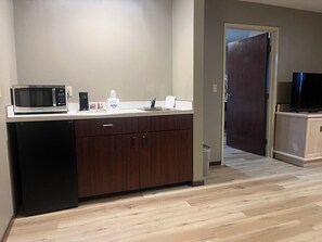 Escritorio, tabla de planchar con plancha y camas plegables/adicionales