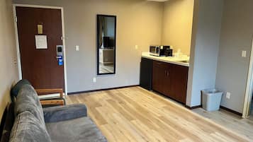 Studiosuite, 1 King-Bett, Nichtraucher | Wohnbereich | Fernseher