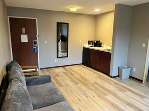 Studiosuite, 1 King-Bett, Nichtraucher | Wohnbereich | Fernseher