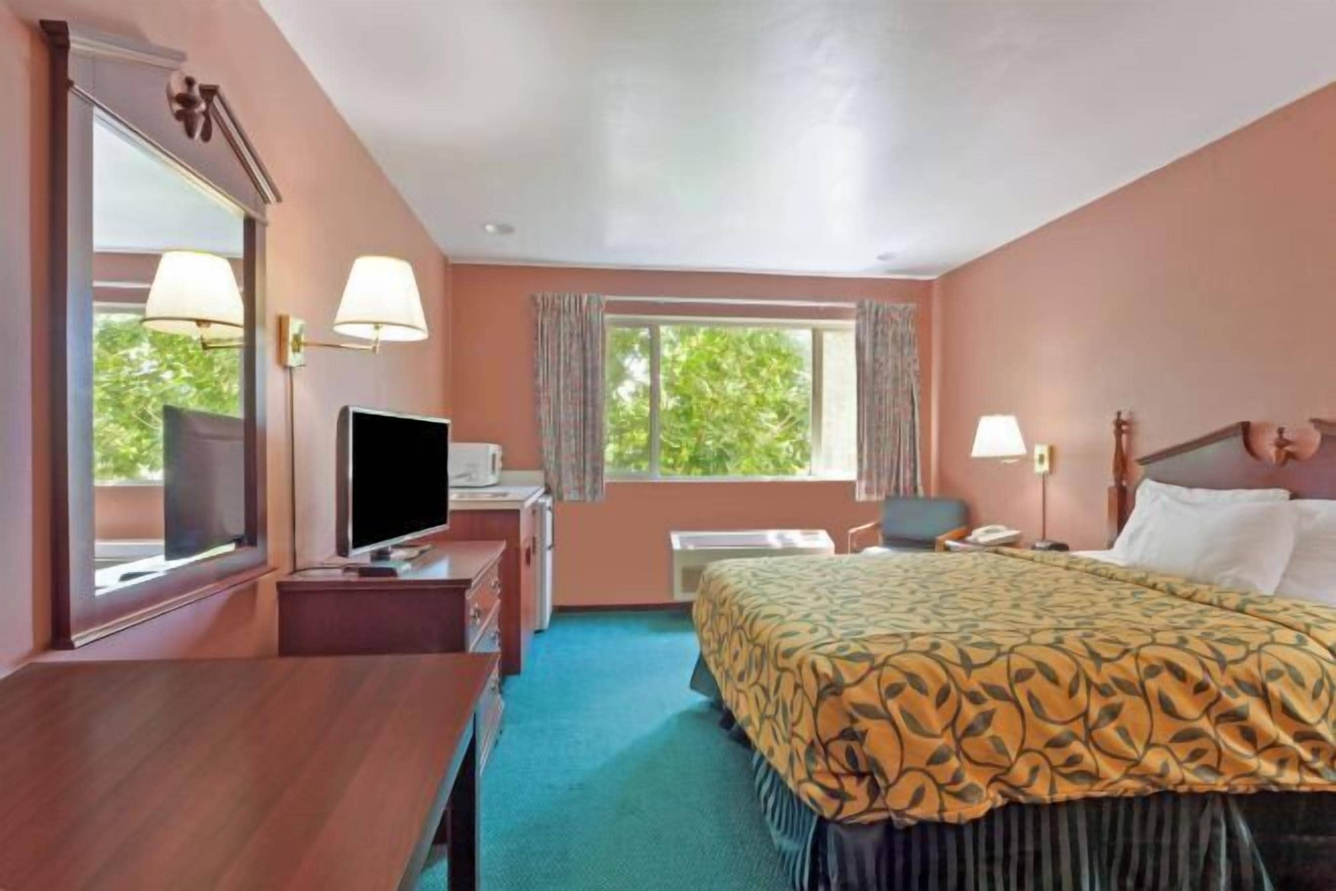 Desk, iron/ironing board, rollaway beds, free WiFi