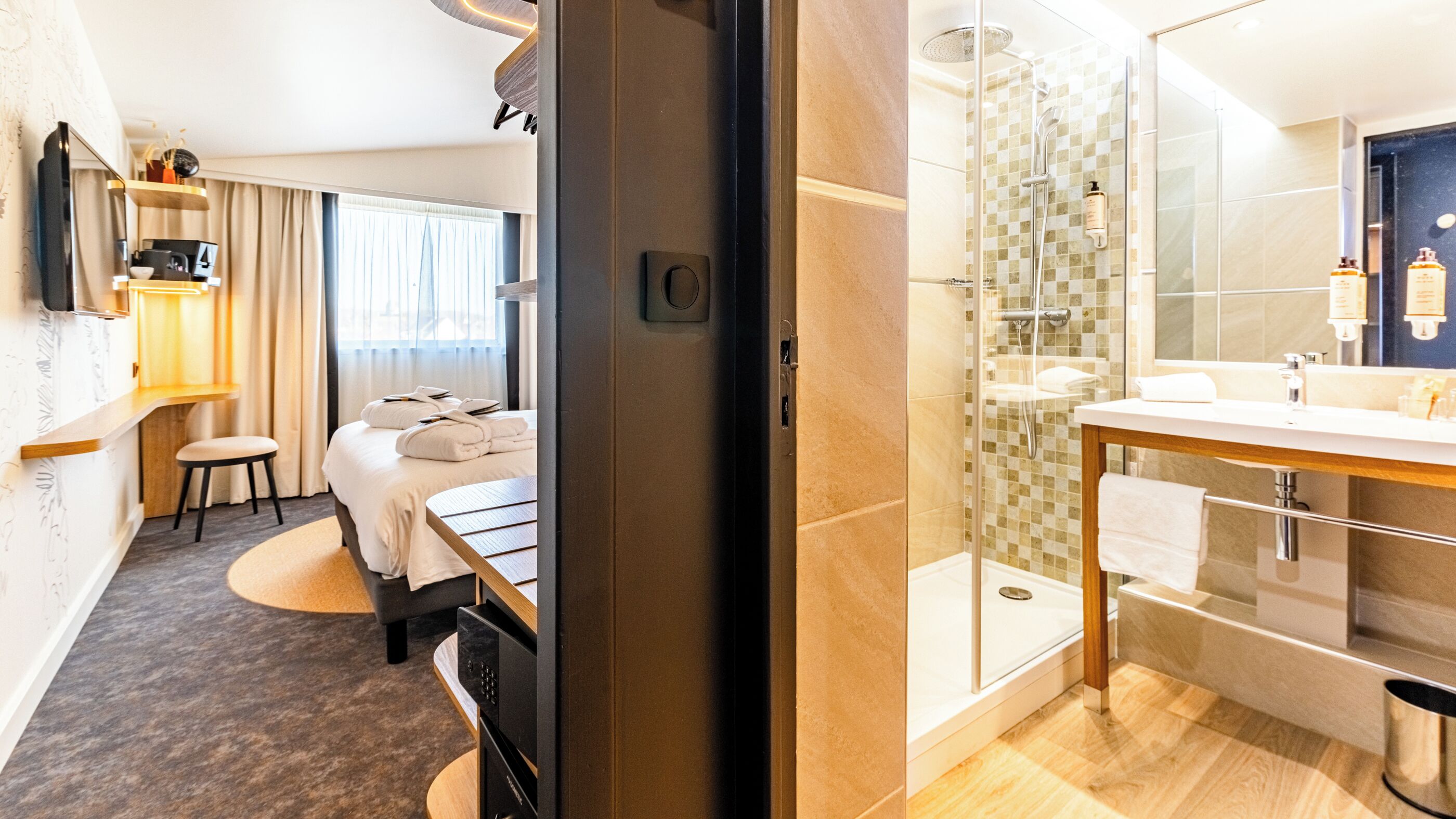 privilege, superior room, 1 double bed | in-room safe, desk, blackout curtains, soundproofing