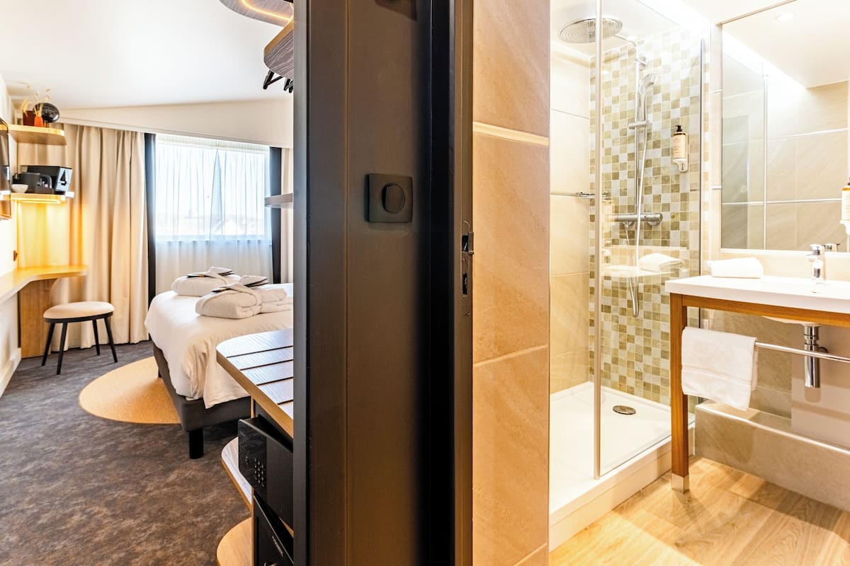 privilege, superior room, 1 double bed | in-room safe, desk, blackout curtains, soundproofing