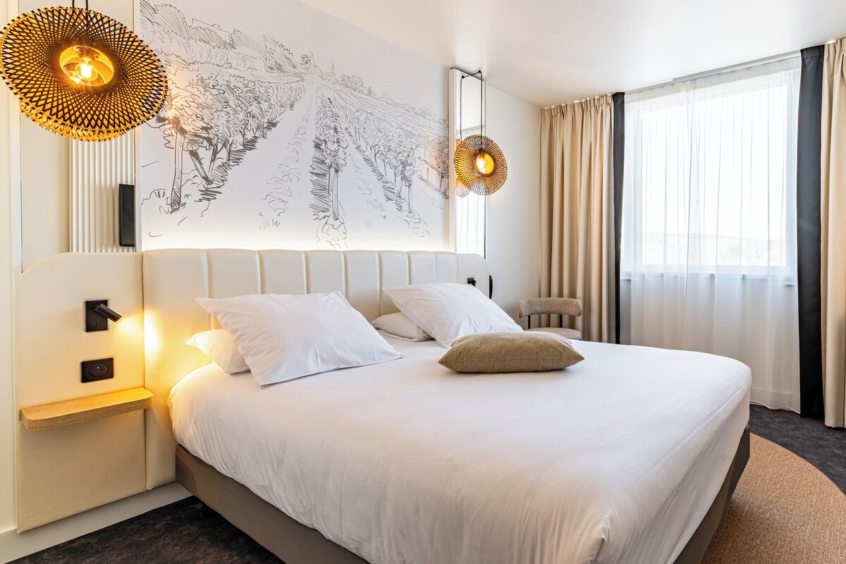 Kamar Klasik, 1 Tempat Tidur Double | Brankas, meja kerja, tirai kedap cahaya, dan kedap suara