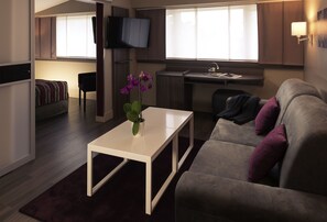 Junior-Suite, 1 Doppelbett und Schlafsofa (Privilege) | Zimmersafe, Schreibtisch, Verdunkelungsvorhänge, schallisolierte Zimmer