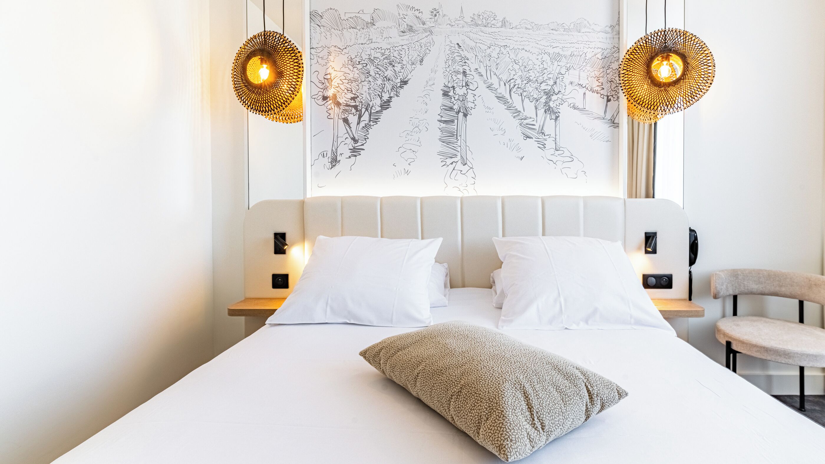 classic room, 1 double bed | in-room safe, desk, blackout curtains, soundproofing