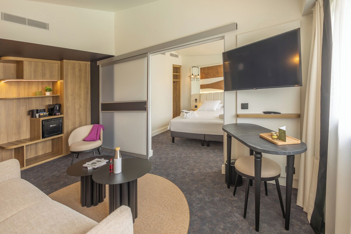 Suite Junior, 1 Tempat Tidur Double dengan tempat tidur Sofa (Privilege) | Brankas, meja kerja, tirai kedap cahaya, dan kedap suara