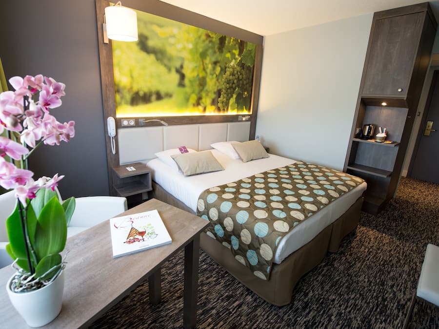 Caja de seguridad en la habitación, escritorio y cortinas blackout