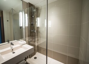 Privilege, Habitación superior, 1 cama matrimonial | Baño | Amenidades de baño ecológicas, secadora de cabello, toallas