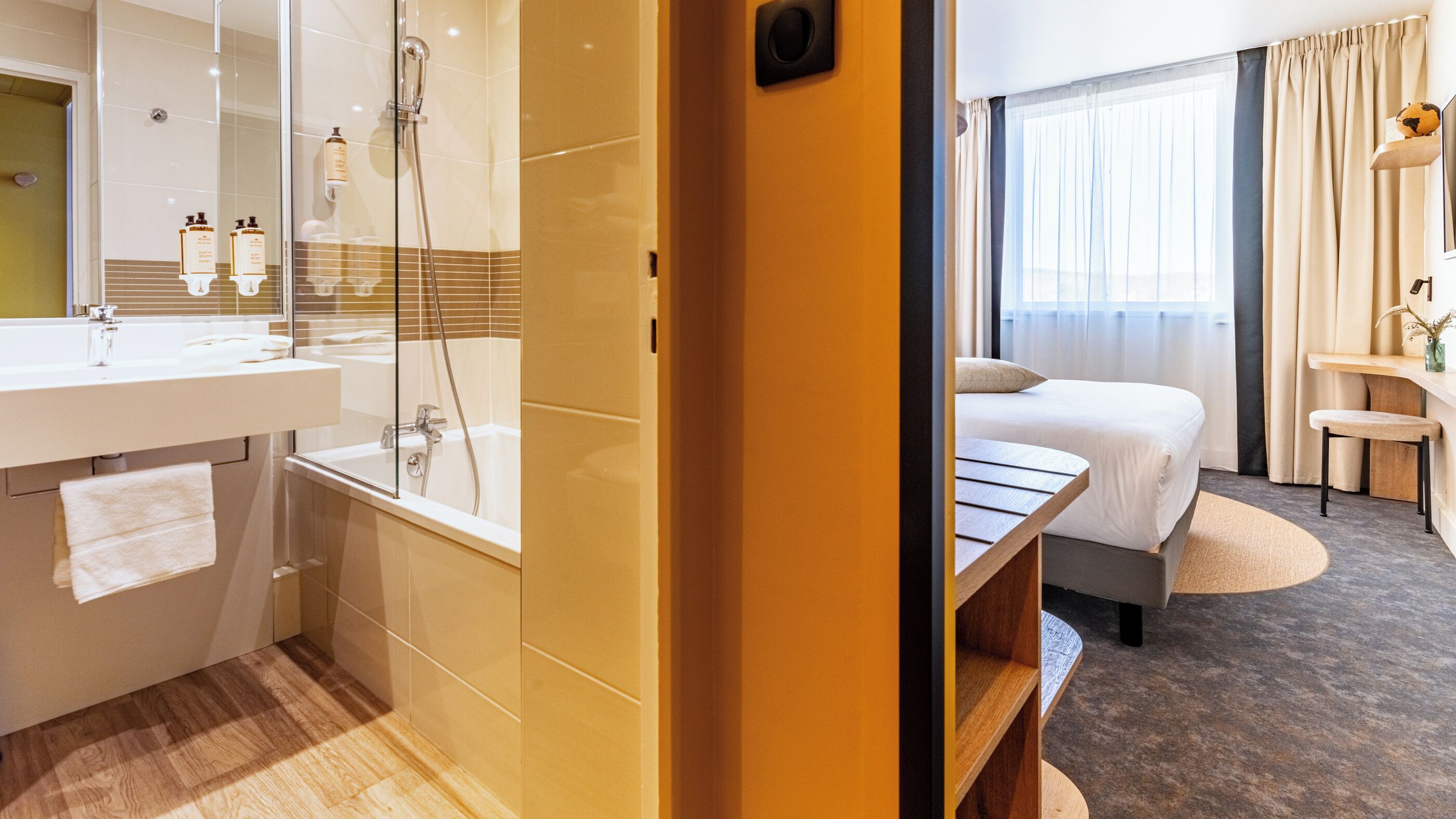 classic room, 1 double bed | in-room safe, desk, blackout curtains, soundproofing