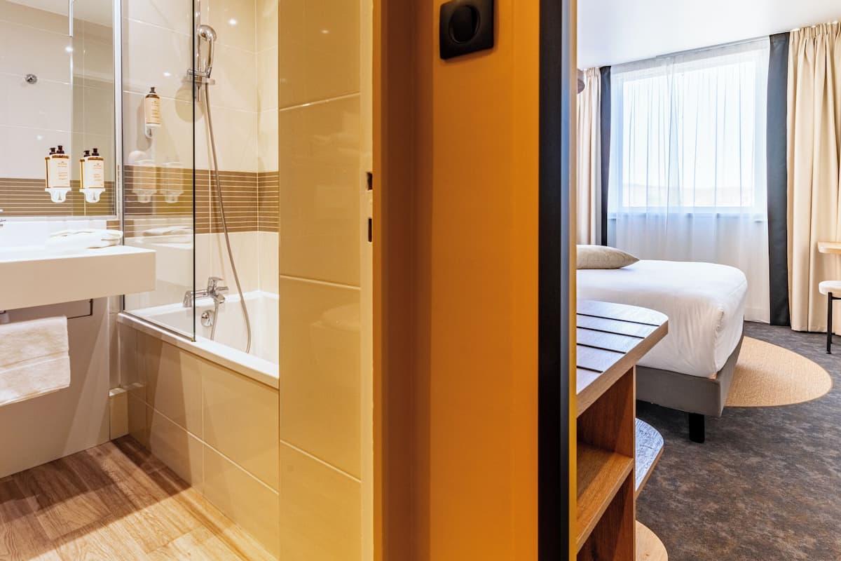 classic room, 1 double bed | in-room safe, desk, blackout curtains, soundproofing