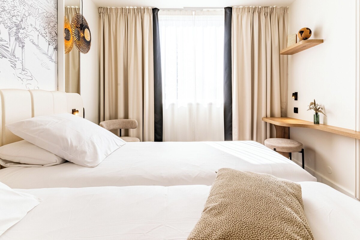 Kamar Twin Klasik, 2 Tempat Tidur Twin | Brankas, meja kerja, tirai kedap cahaya, dan kedap suara