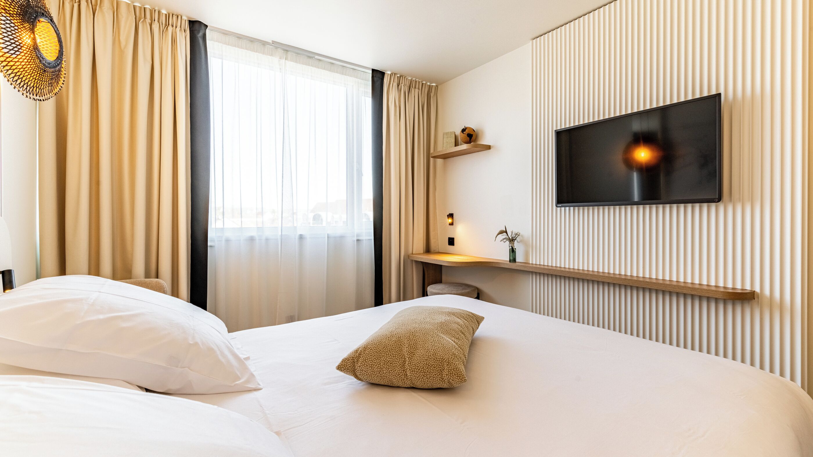 classic room, 1 double bed | in-room safe, desk, blackout curtains, soundproofing