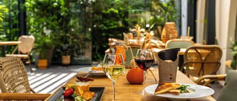 Breakfast, lunch, dinner served; Regional cuisine