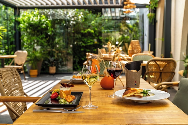 Breakfast, lunch, dinner served; Regional cuisine