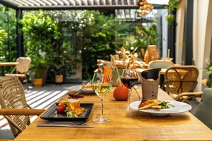 Se sirven desayunos, comidas, cenas y cocina regional 