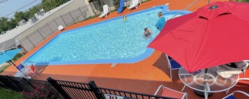Una piscina al aire libre de temporada