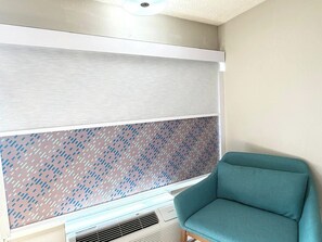 Skrivebord, blendingsgardiner og barnesenger (inkludert)