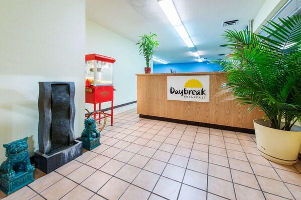 Lobby - Days Inn by Wyndham Frankfort (Frankfort)