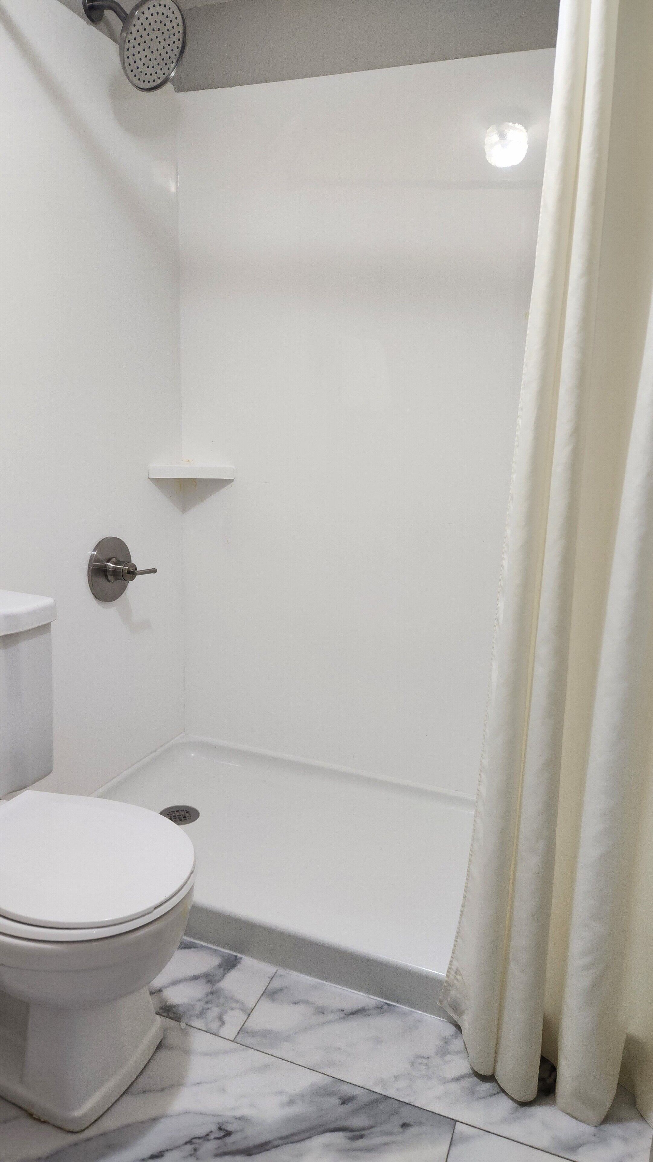 Combined shower/bathtub, free toiletries, hair dryer, towels