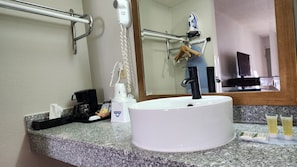 Bañera con ducha, artículos de tocador gratuitos, secador de pelo