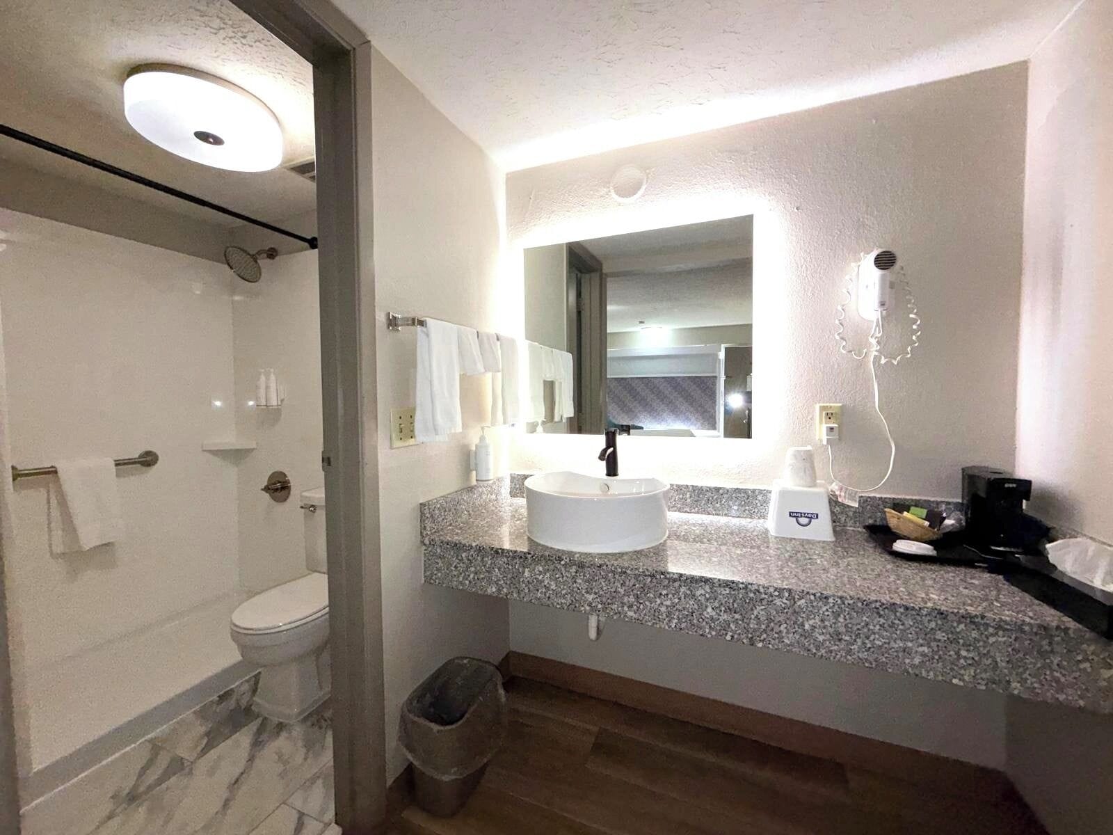 Combined shower/bathtub, free toiletries, hair dryer, towels