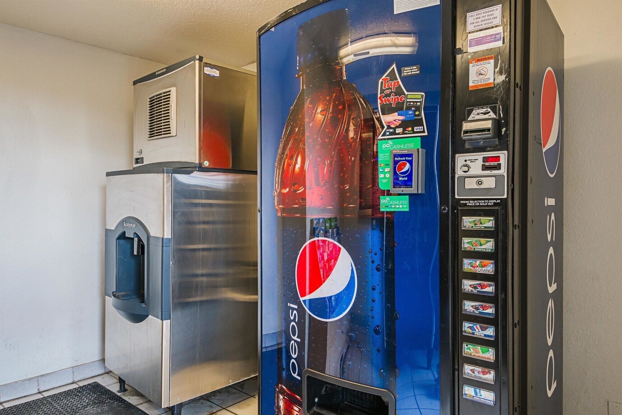 Een automaat met een Pepsi logo, een Scotman koelkast en een GoCashLess betaaloptie.