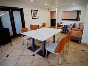 Déjeuner complet gratuit tous les jours