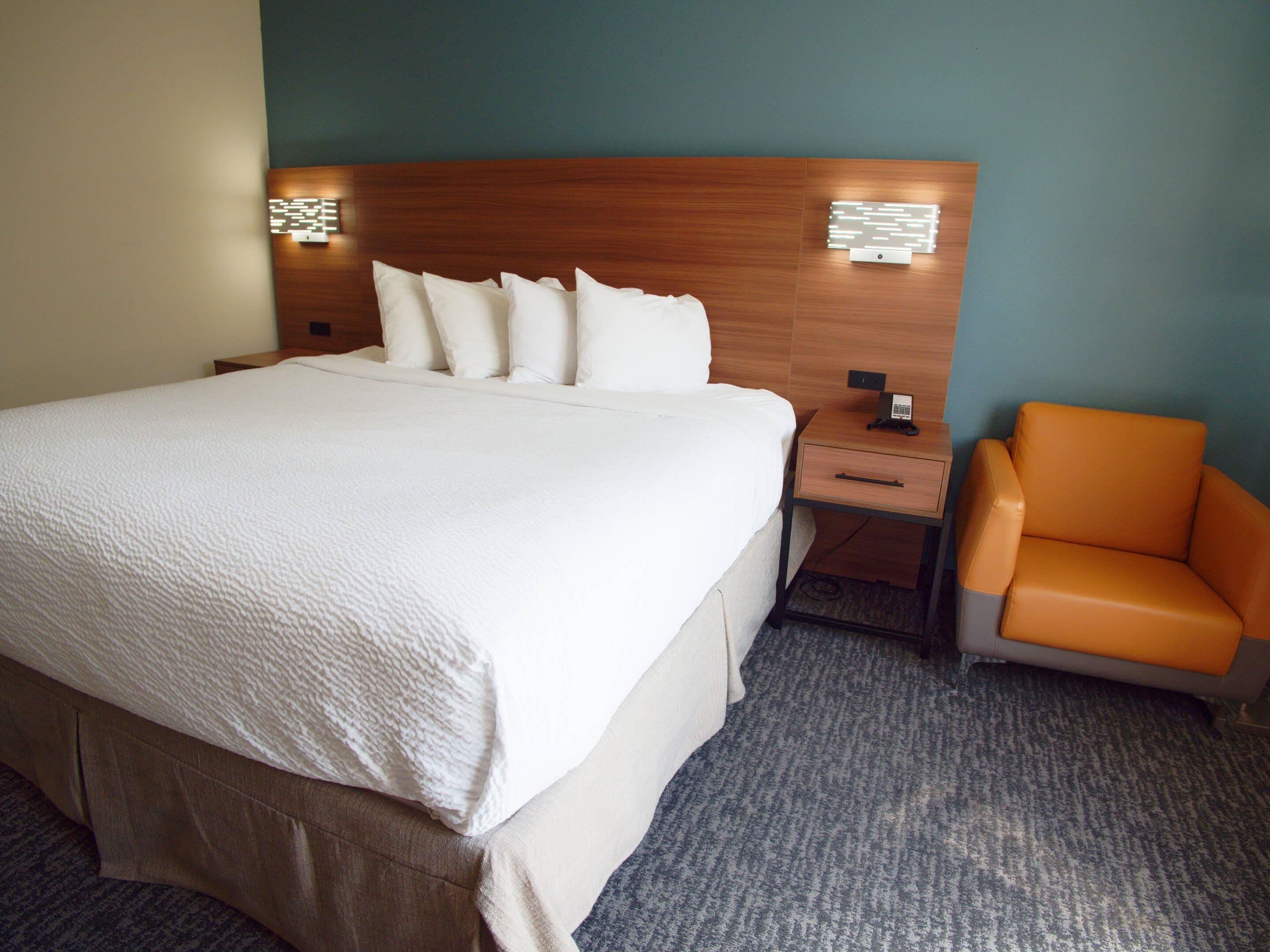 Couette en duvet, coffre-fort, ameublement unique, bureau