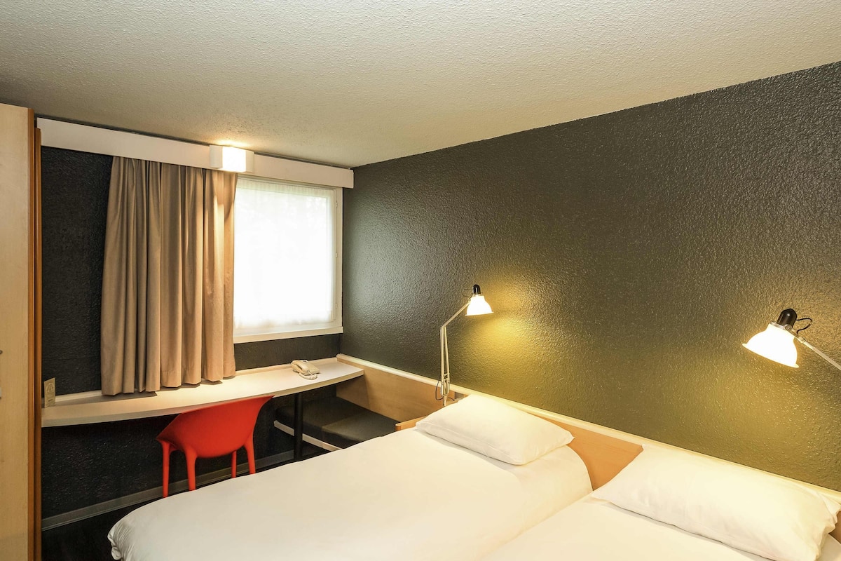 Standard Twin Room, 2 Twin Beds | In-room safe, desk, blackout drapes, soundproofing