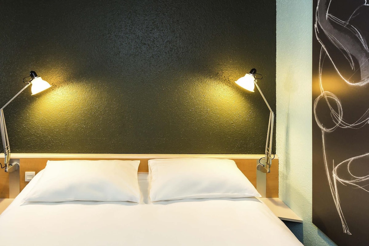 Standard-Doppelzimmer, 1 Doppelbett | Zimmersafe, Schreibtisch, Verdunkelungsvorhänge, schallisolierte Zimmer