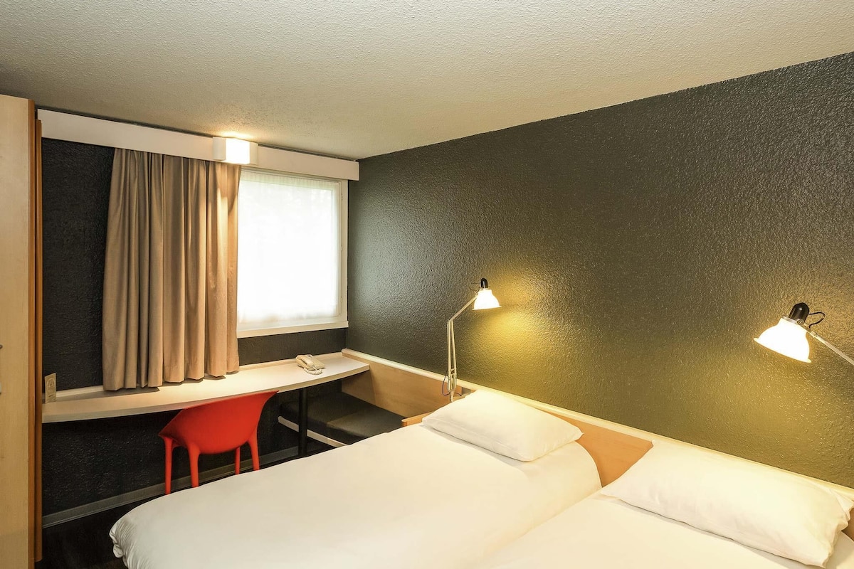 Standard Twin Room, 2 Twin Beds | In-room safe, desk, blackout drapes, soundproofing