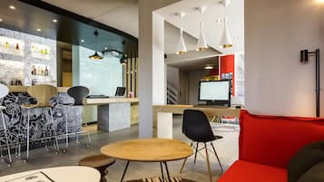 供应早餐、午餐和晚餐