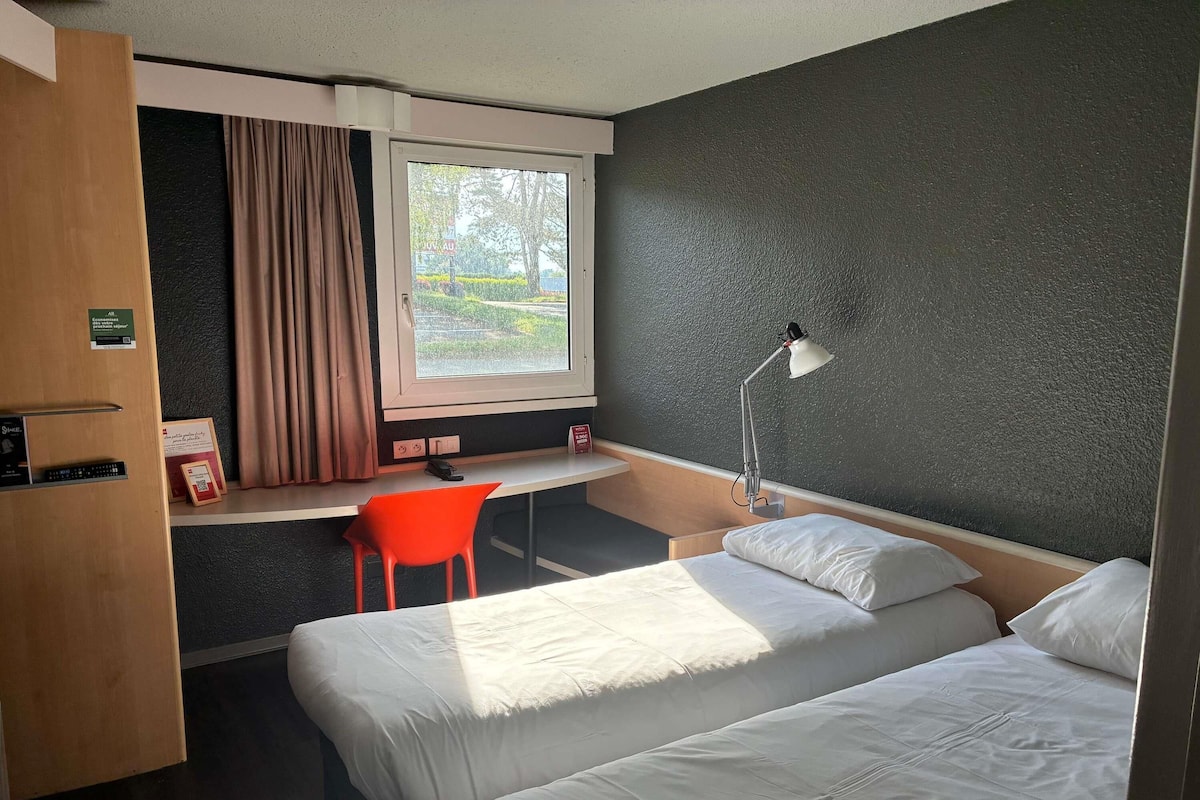 Standard Twin Room, 2 Twin Beds | In-room safe, desk, blackout drapes, soundproofing