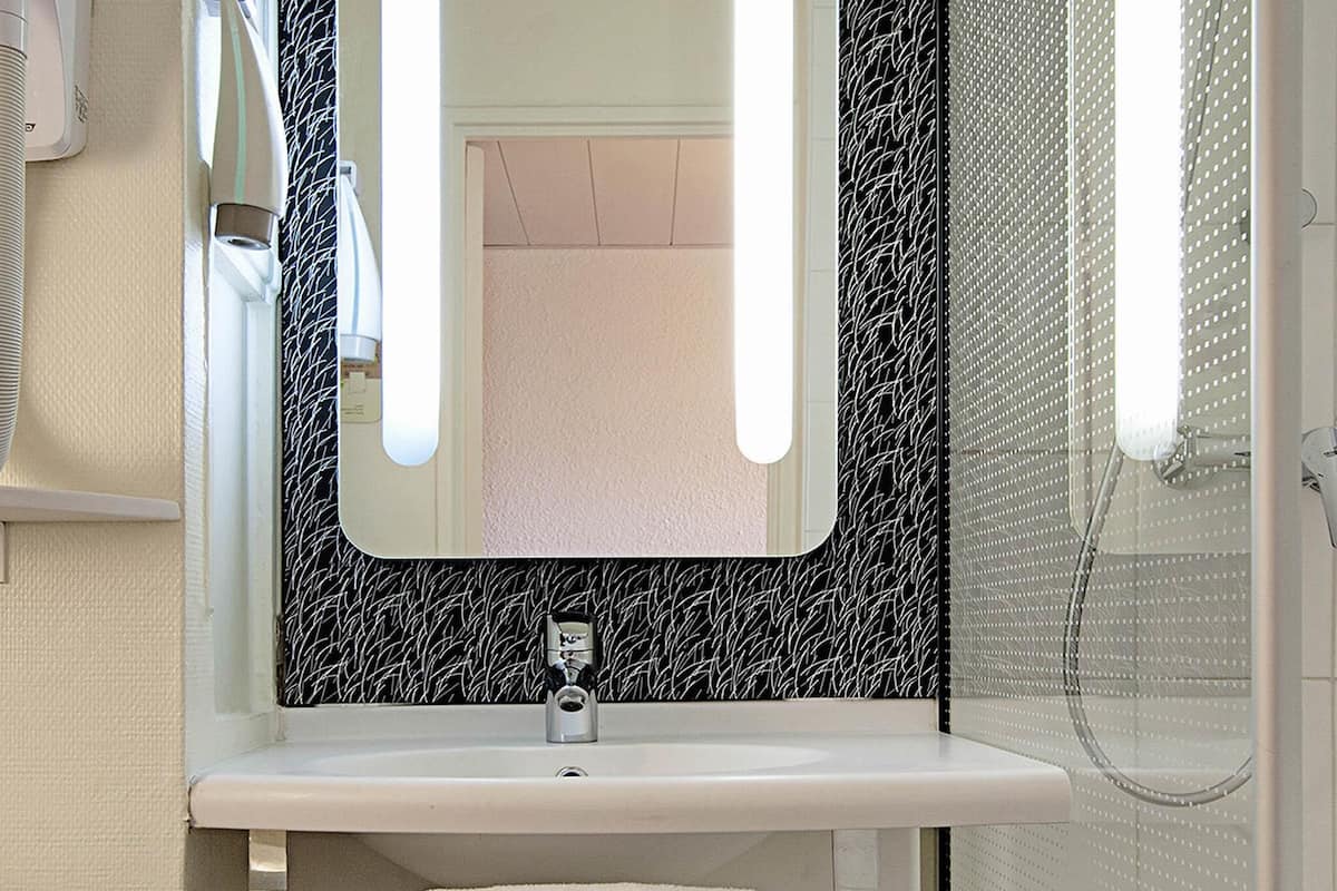 客房内保险箱、办公桌、遮光窗帘、隔音