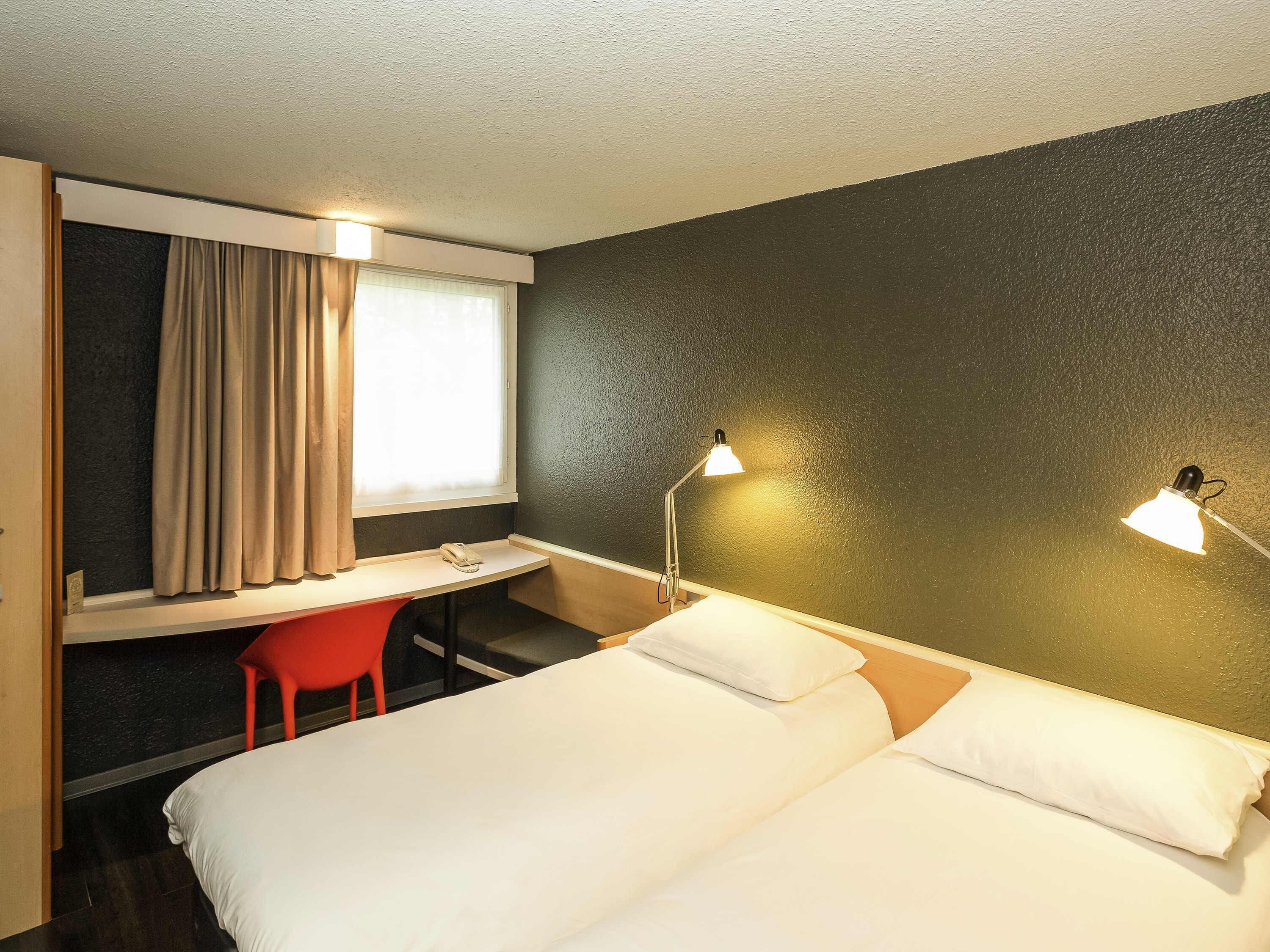 Standard Twin Room, 2 Twin Beds | In-room safe, desk, blackout drapes, soundproofing