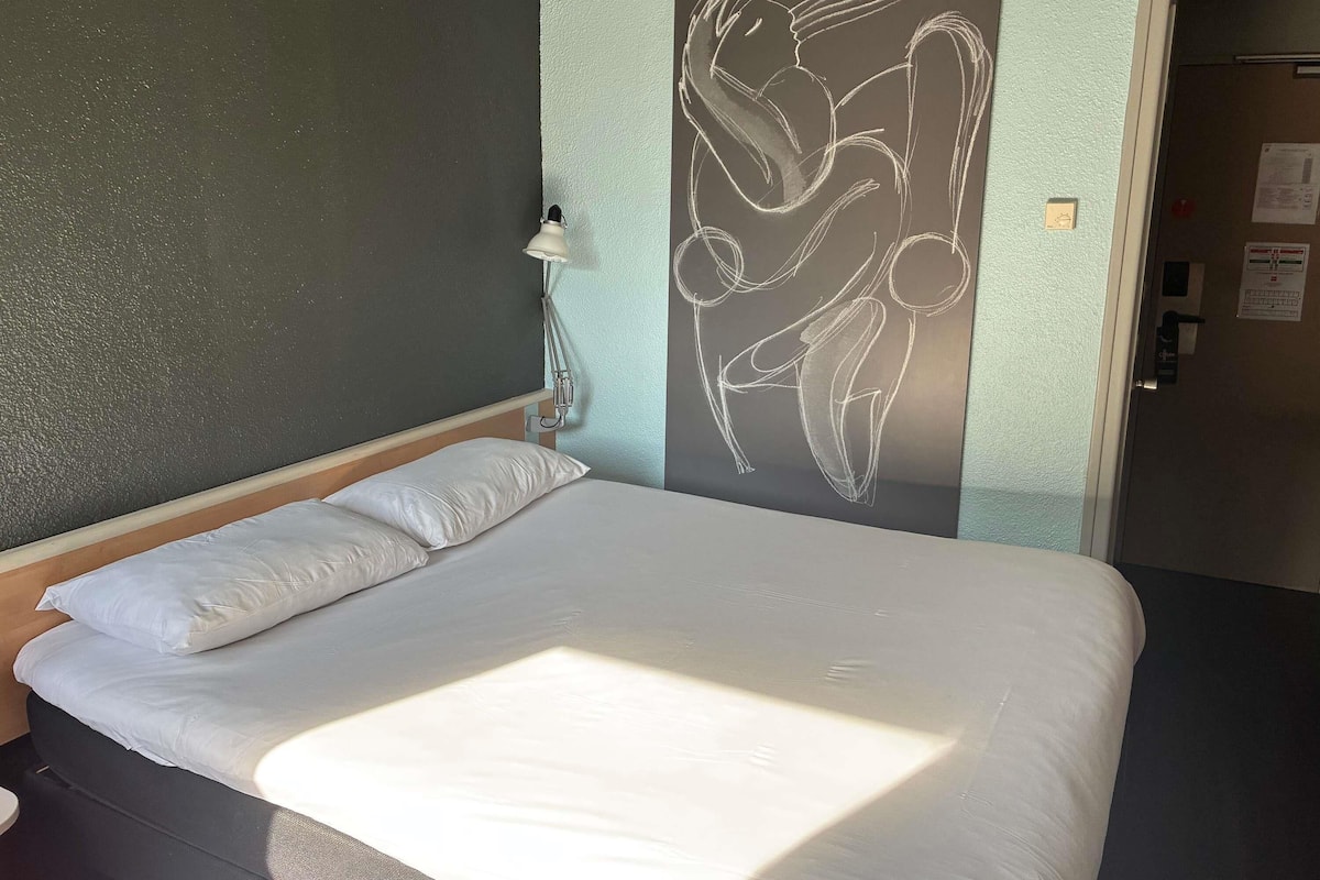 Standard Double Room, 1 Double Bed | In-room safe, desk, blackout drapes, soundproofing