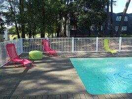 Una piscina al aire libre de temporada