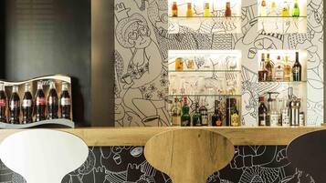 Serves breakfast, lunch and dinner