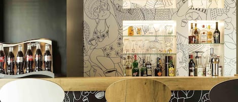 Serves breakfast, lunch and dinner