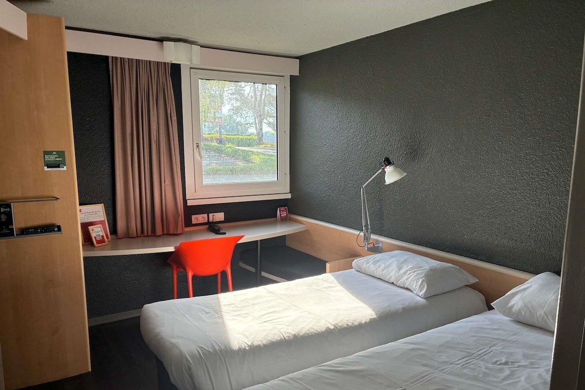 Standard Twin Room, 2 Twin Beds | In-room safe, desk, blackout drapes, soundproofing