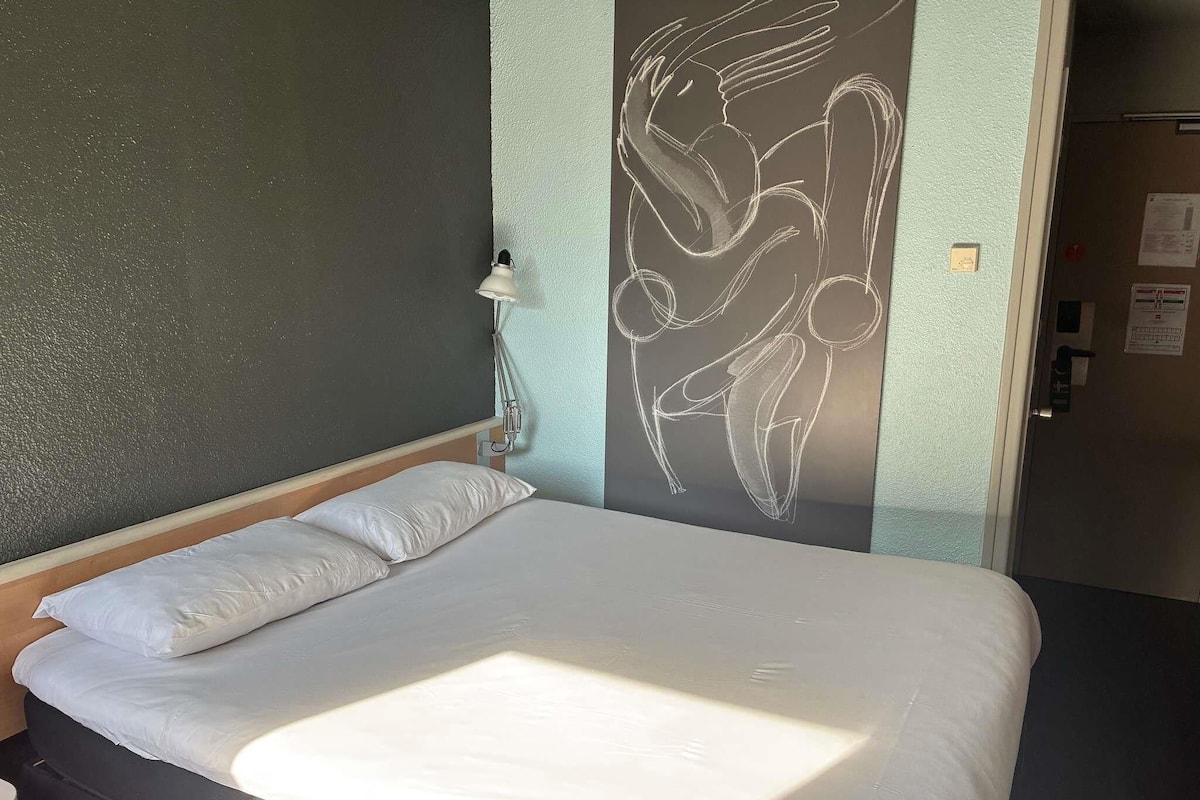 Standard Double Room, 1 Double Bed | In-room safe, desk, blackout drapes, soundproofing